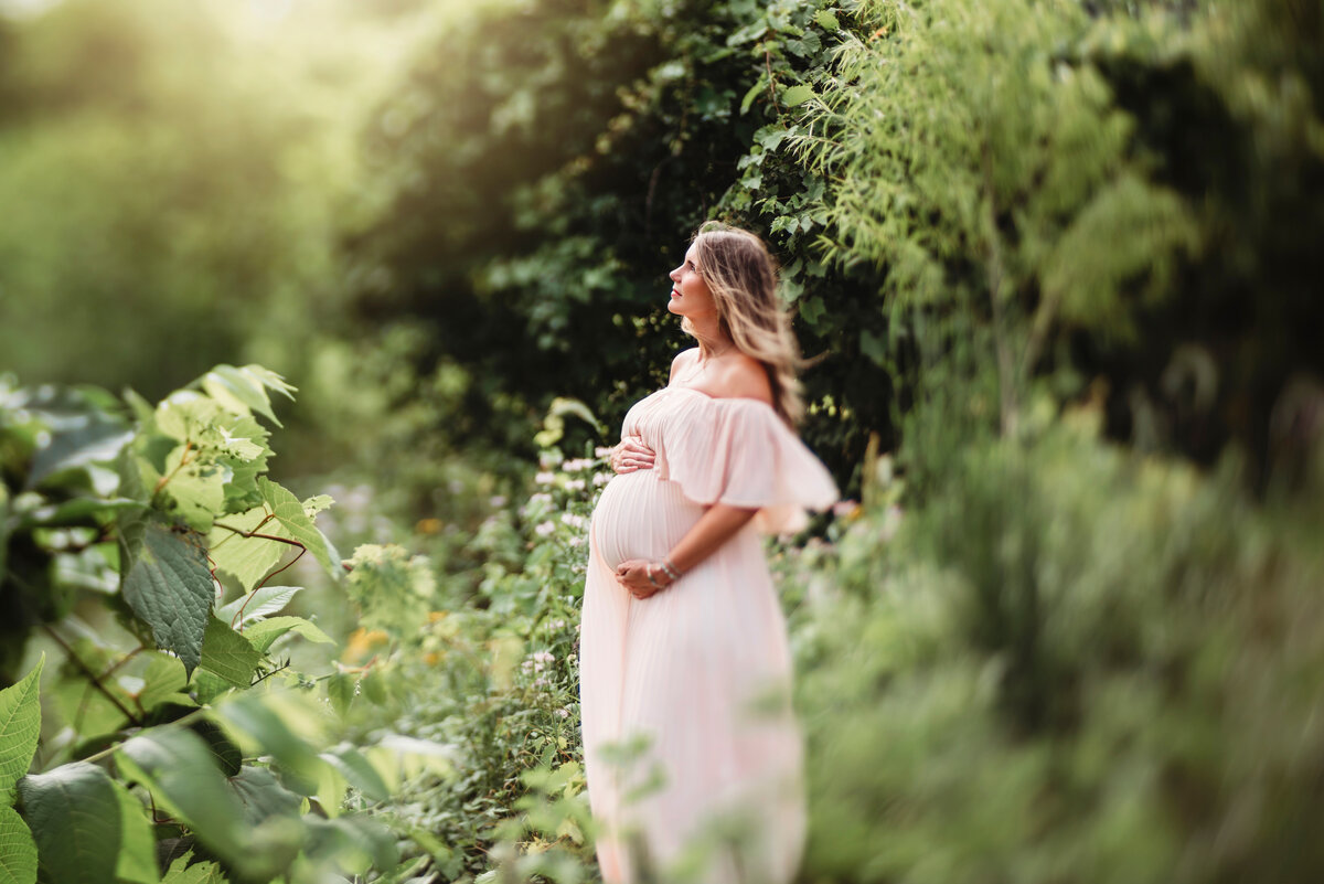 Capture ethereal moments in maternity portraits amidst Twin Cities nature. Shannon Kathleen Photography creates art that reflects the magic of your maternal journey.