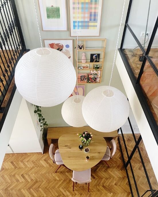 Een ware eyecatcher deze verlichting boven de eettafel en een verbinding tussen twee ruimtes.