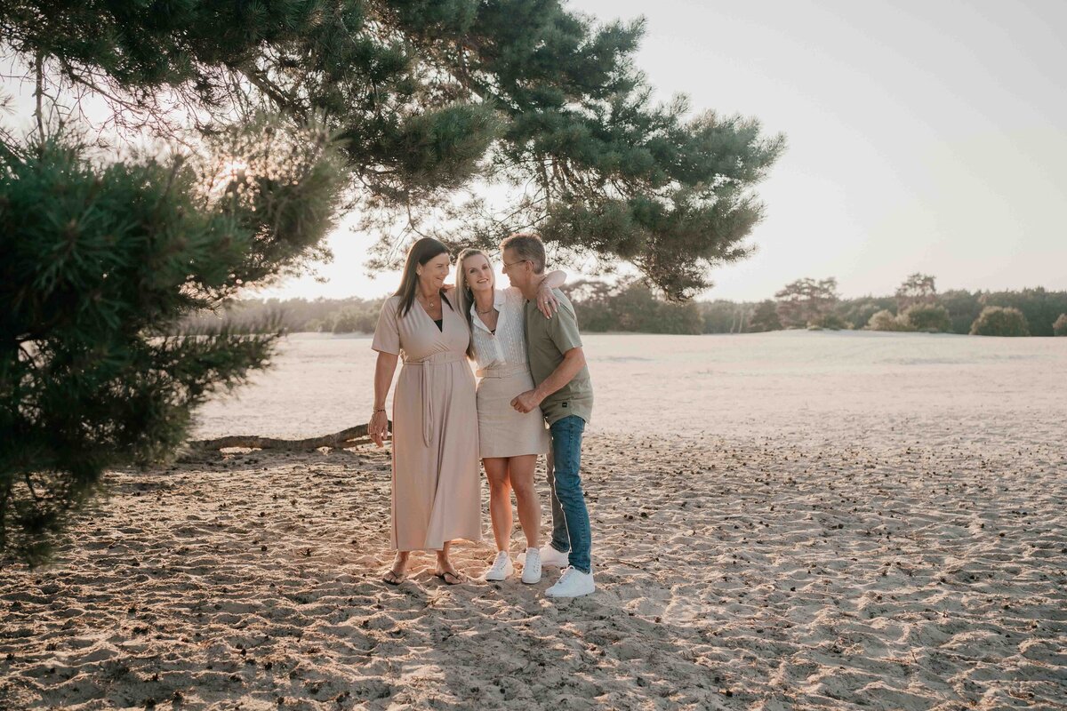 leukfotografie-gezinsshoot-soesterduinen-buiten-golden-hour-1