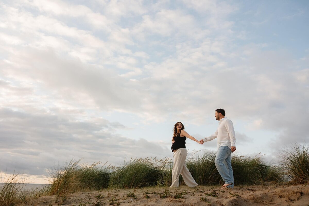 Zwangerschapsshoot met koppel in de duinen