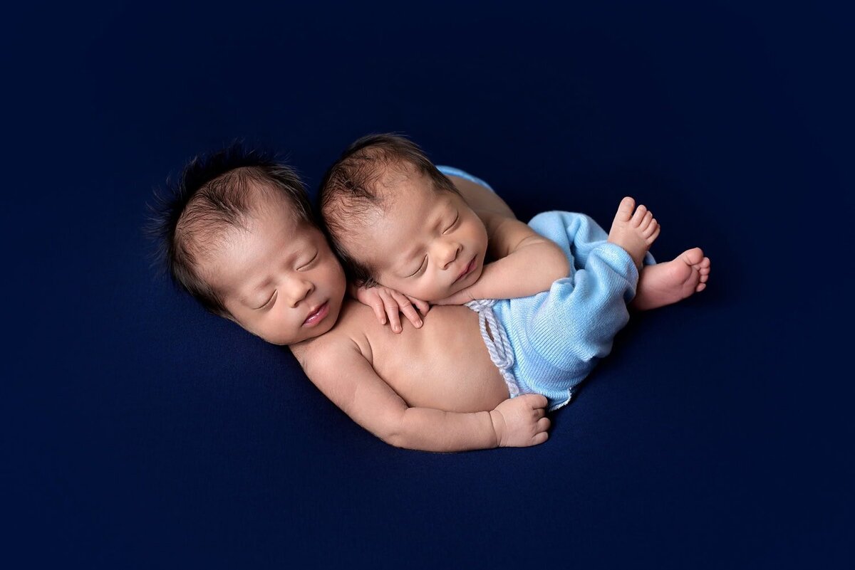 mobile-in-home-newborn-photography-vancouver-fraser-valley_newborn-twins-baby-boys-blue-blanket-pose