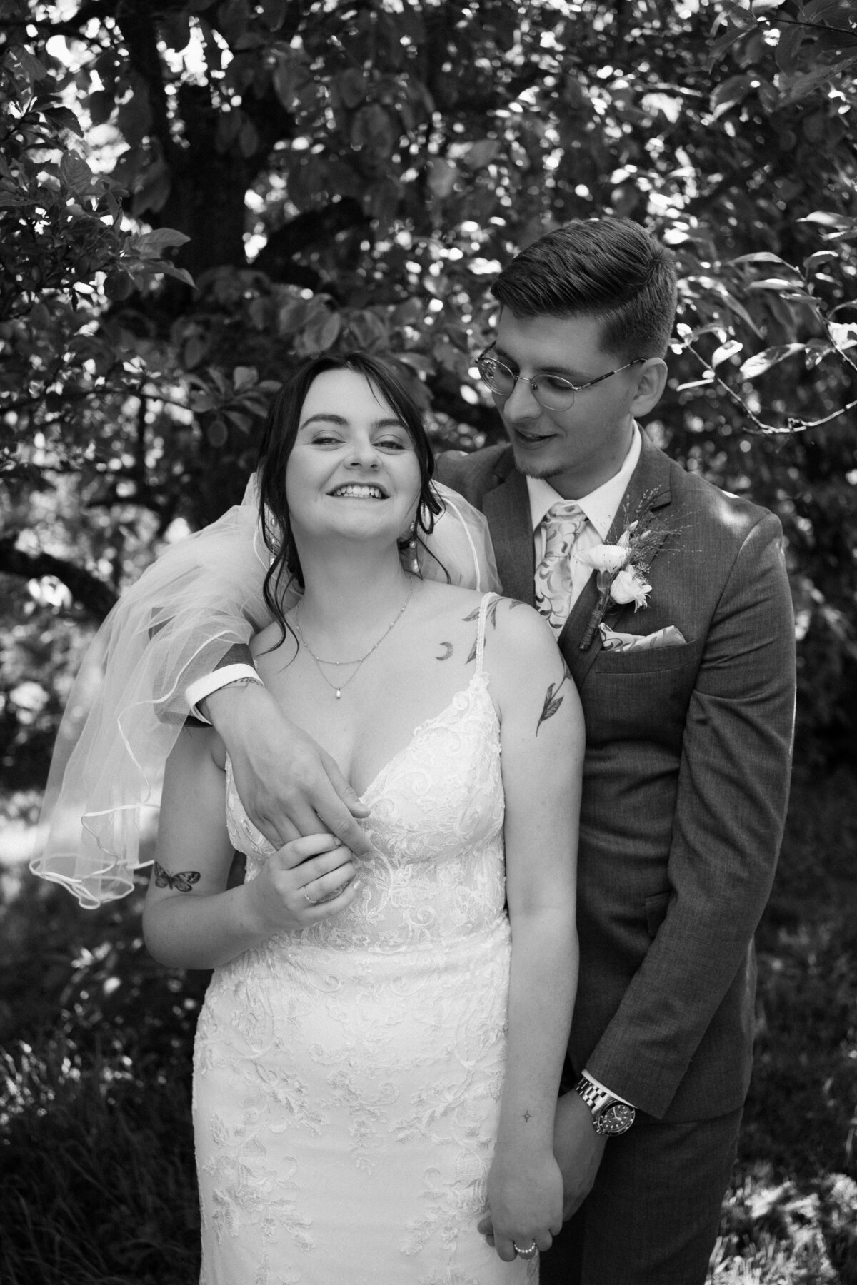 rouwfotograaf legt intieme bruiloft vast bij In de Kas bij Winnsen – bruidspaar shoot 