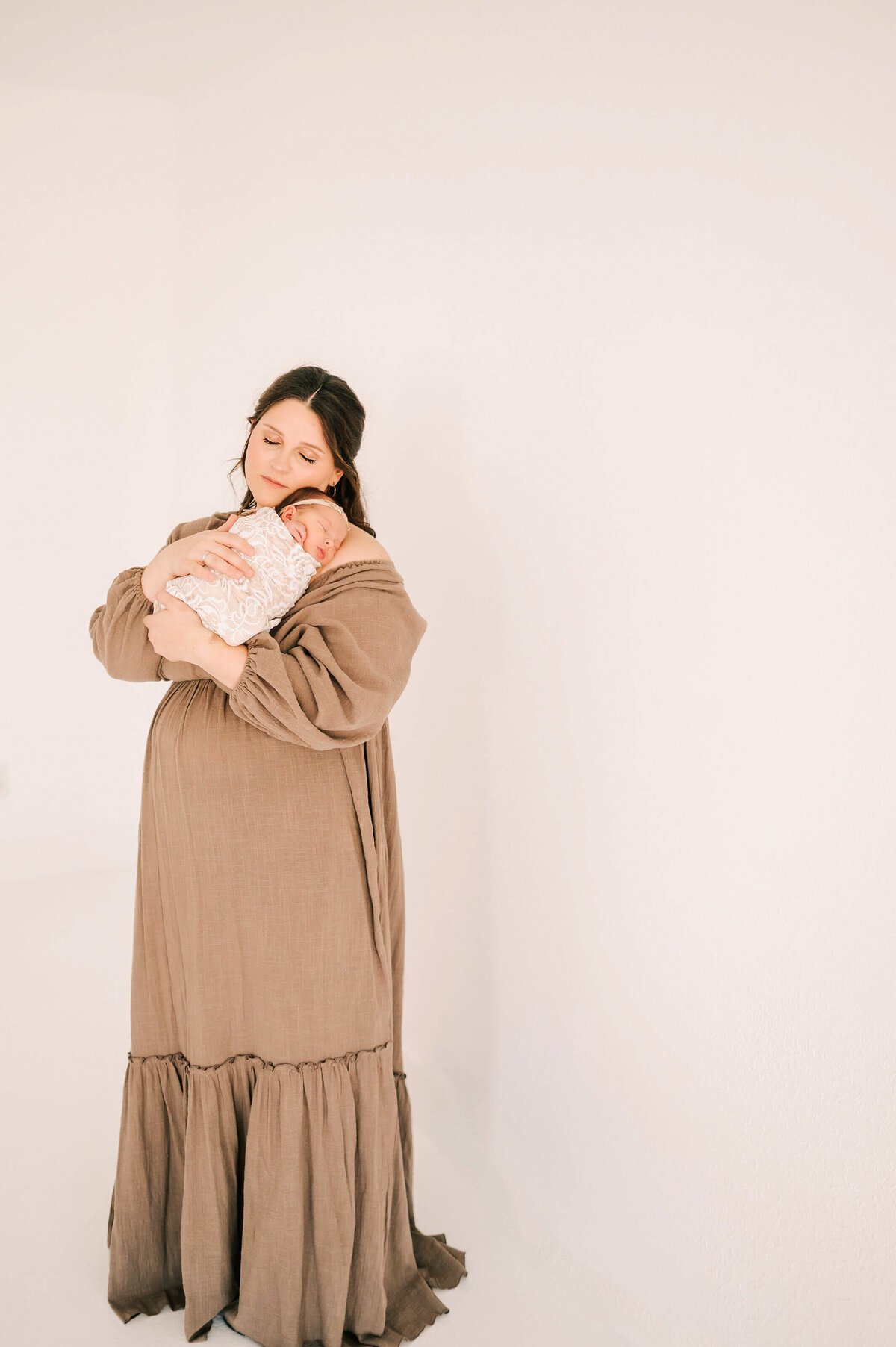 Springfield Mo newborn photgrapher Jessica Kennedy of The XO Photography captures mom standing holding sleeping newborn