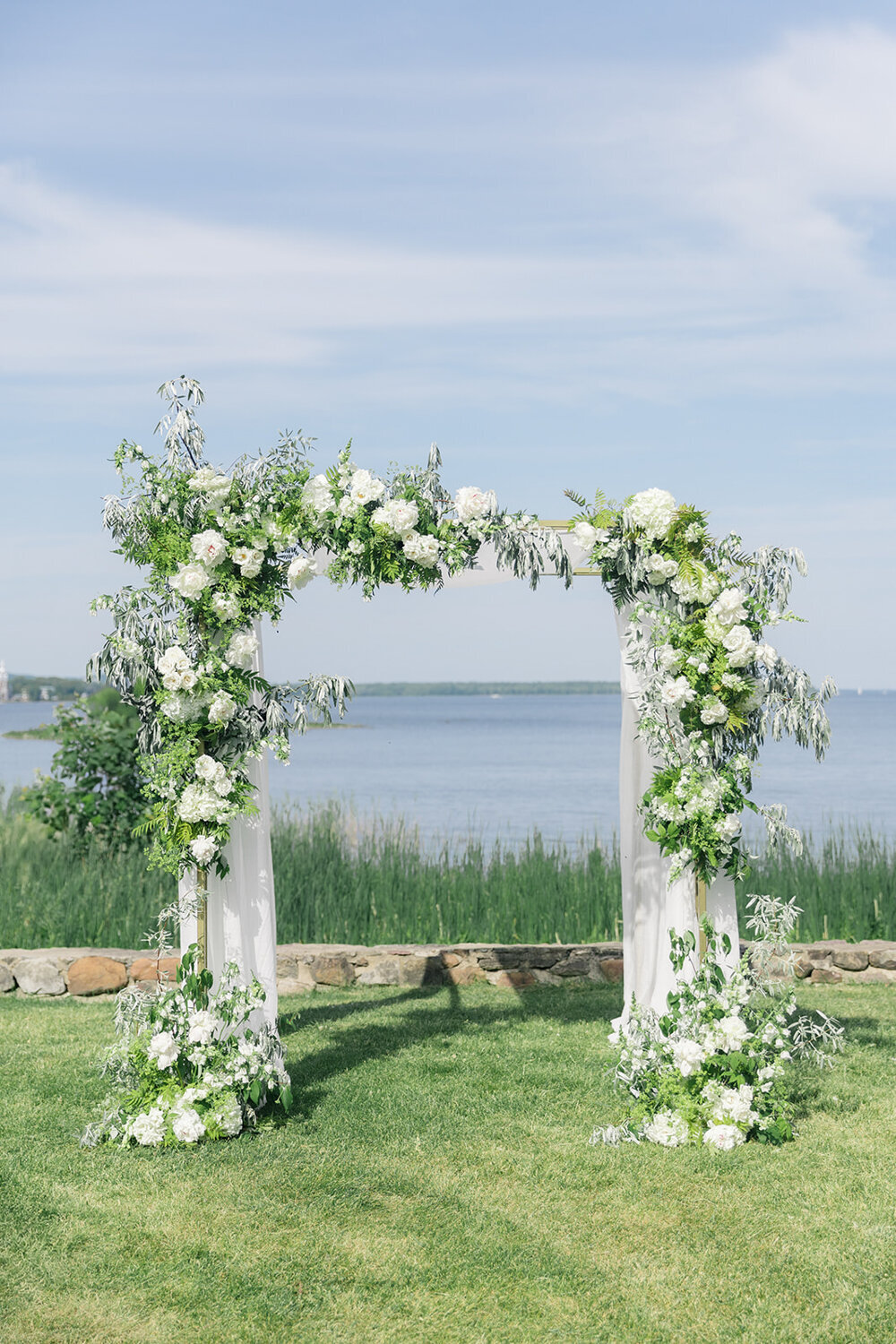 classic-garden-white-chuppah-willow-inn-wedding