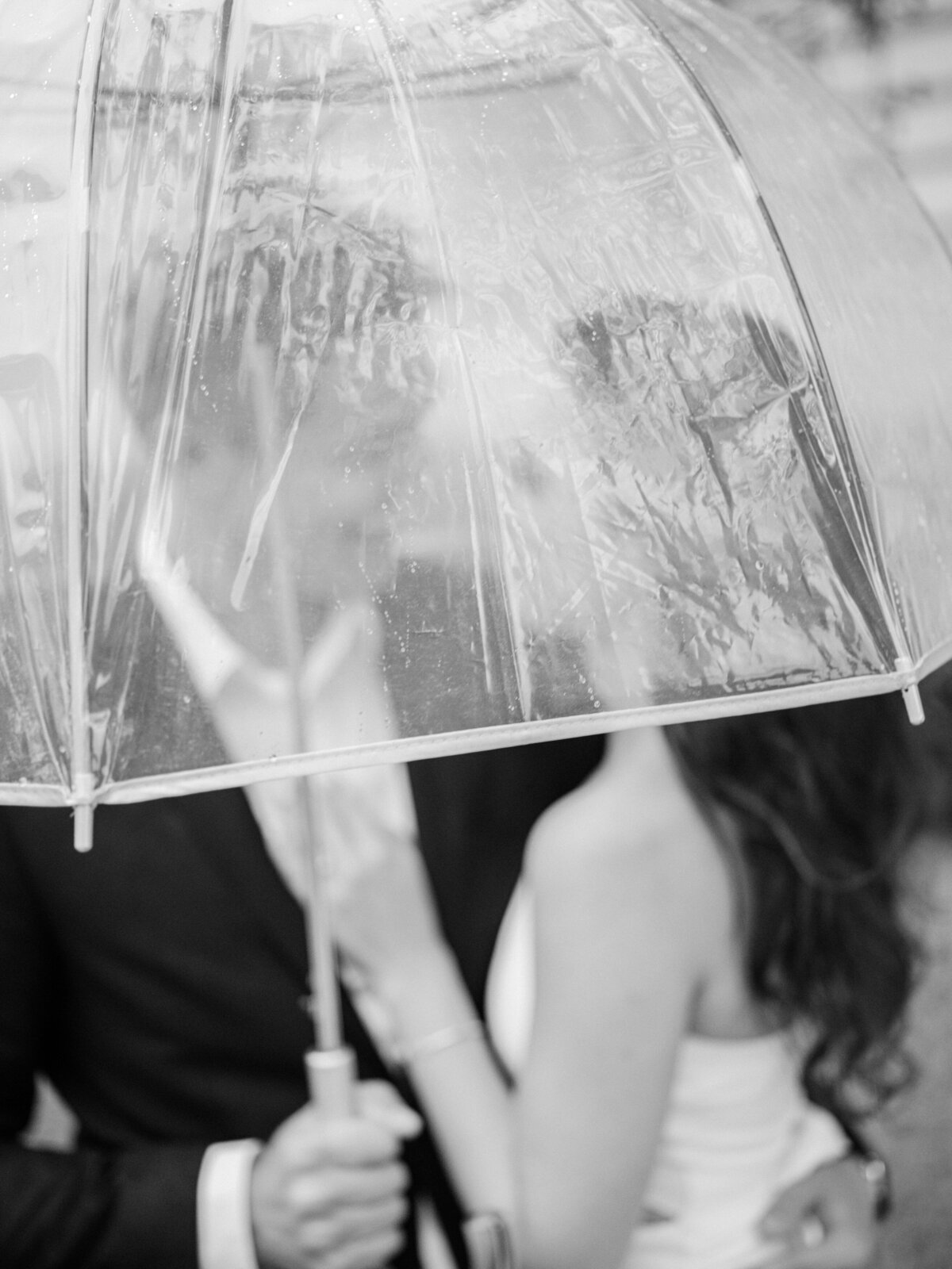 couple-under-umbrella