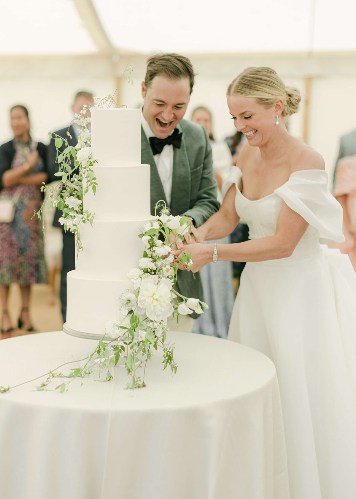 chloe-winstanley-weddings-cotswolds-cornwell-manor-monique-lhuillier-very-vanilla-cutting-cake