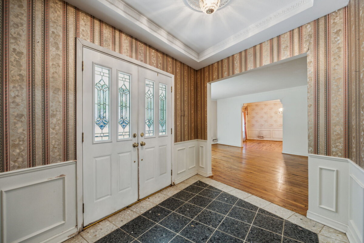 14214_edgecrest_dr_dallas_tx_entryway_-classic_double_door_foyer_with_vintage_wallpaper_and_leaded_glass-_haven_realty_group