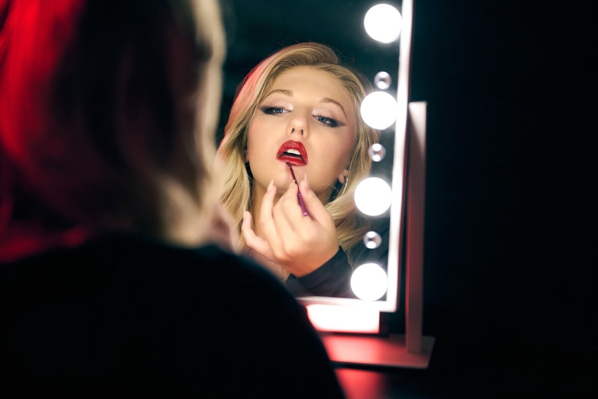High School Senior Portrait Photographer Captures Glamorous Makeup Reflection-34