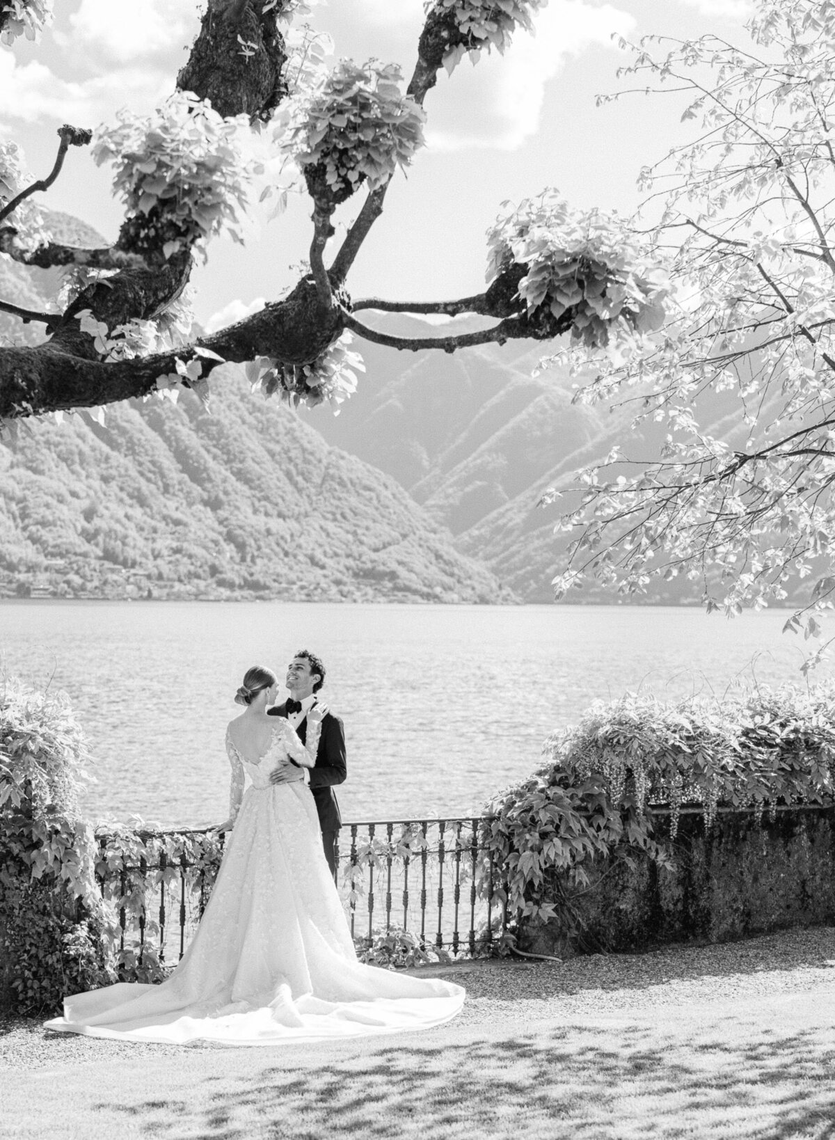 Alexandra-Vonk-engagement-session-Lake-Como-Villa-Balbiano-25