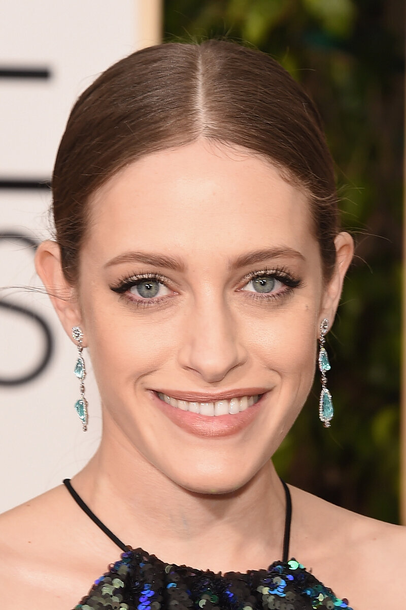 Carly Chaikin attending the Golden Globes with nude lipstick and eyeliner