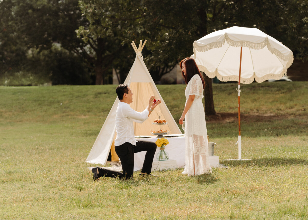 Unique proposal ideas man on one knee proposing outside