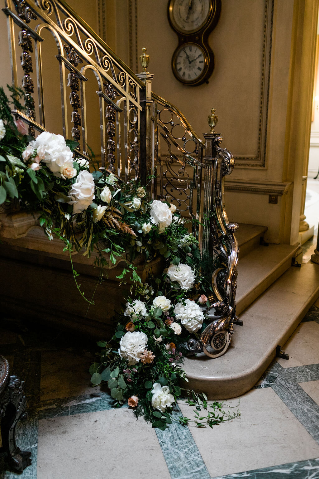 romanti-wedding-flowers-staircase-scotland
