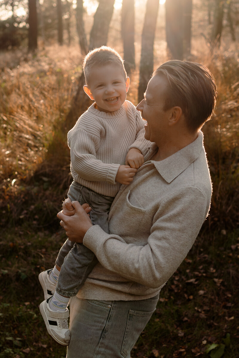Joenne-Bokhorst-Fotografie-gezinsshoot-winter-zonsondergang-Apeldoorn-5