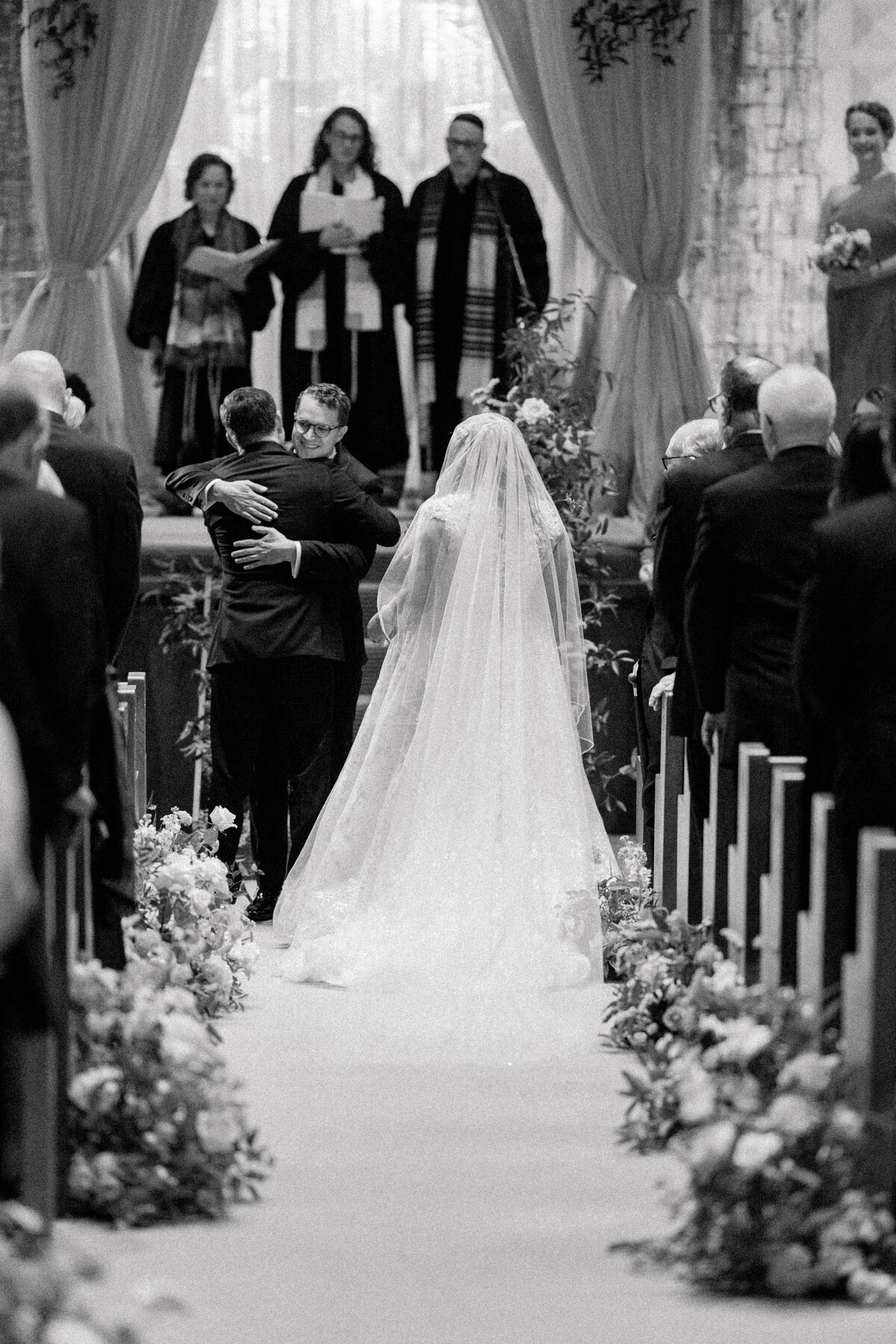 rose-wedding-aisle-at-temple-beth-el