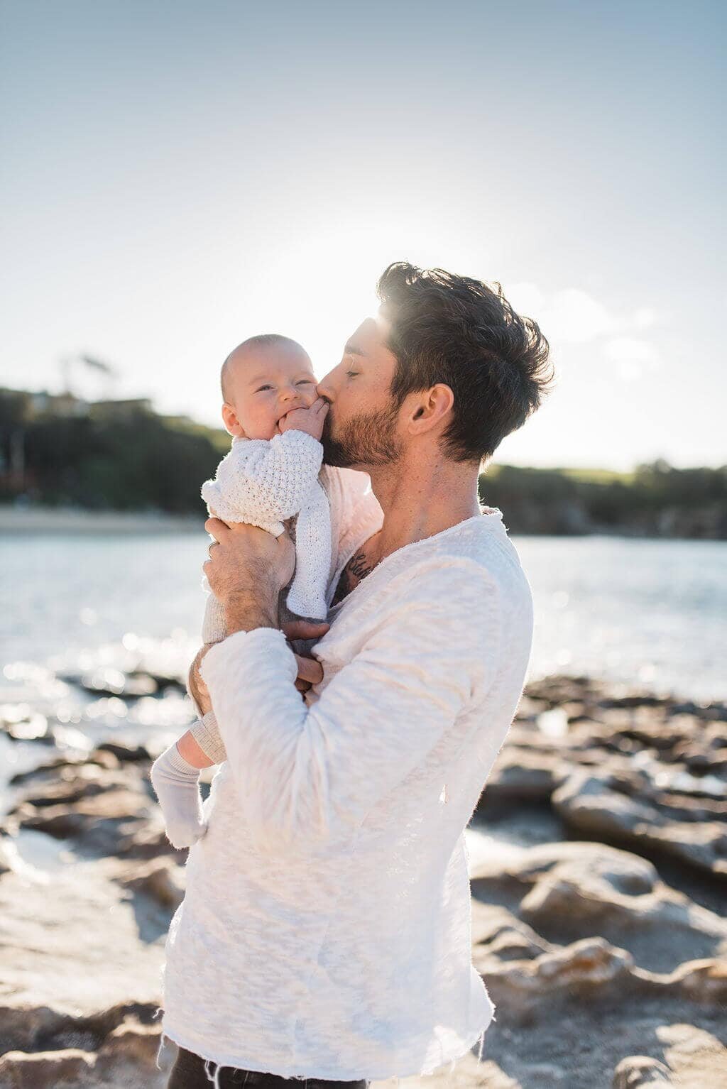 sydney-beach-dad-kissing-baby-afternoon-candid