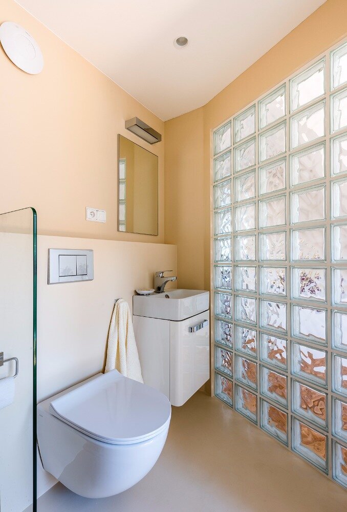 design interiéru mezonetu toaleta