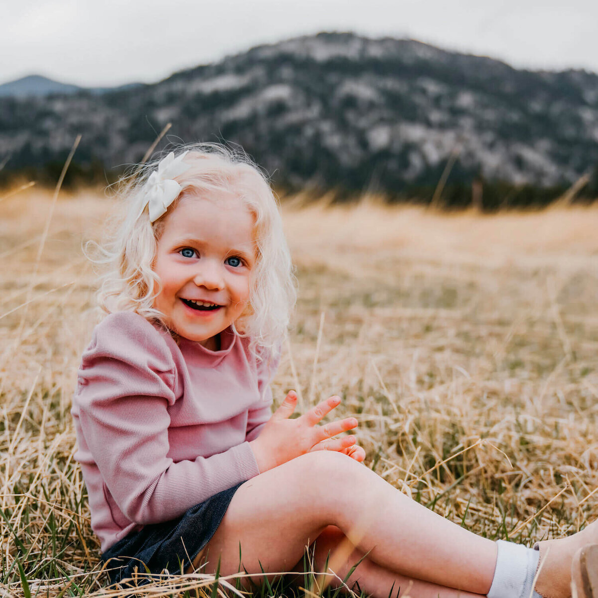 denver family photography - little girl smiling in field