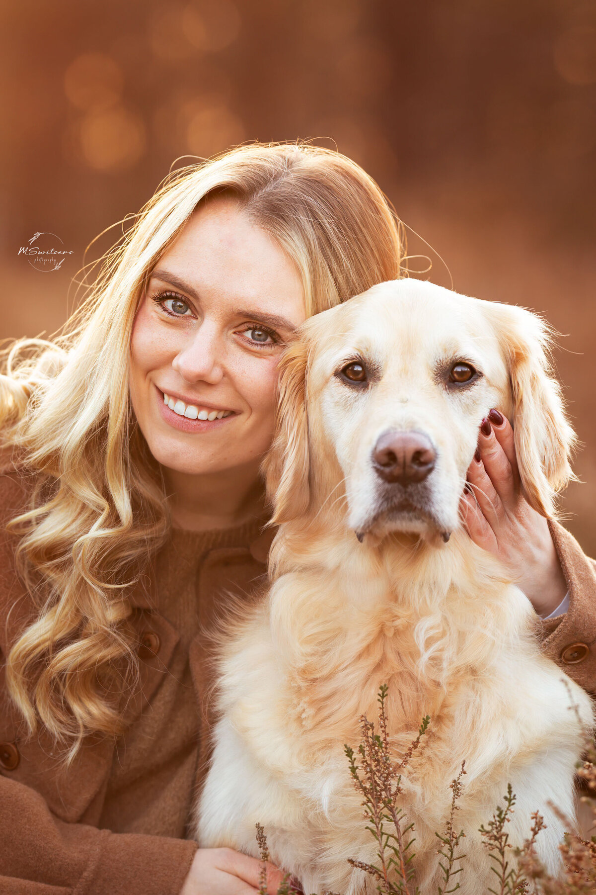 dogmom met haar goldenretriever tijdens een fotoshoot met zonsopgang