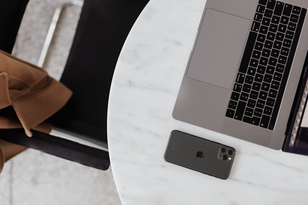 kaboompics_macbook-pro-15-laptop-and-iphone-11-pro-on-a-marble-table-13703