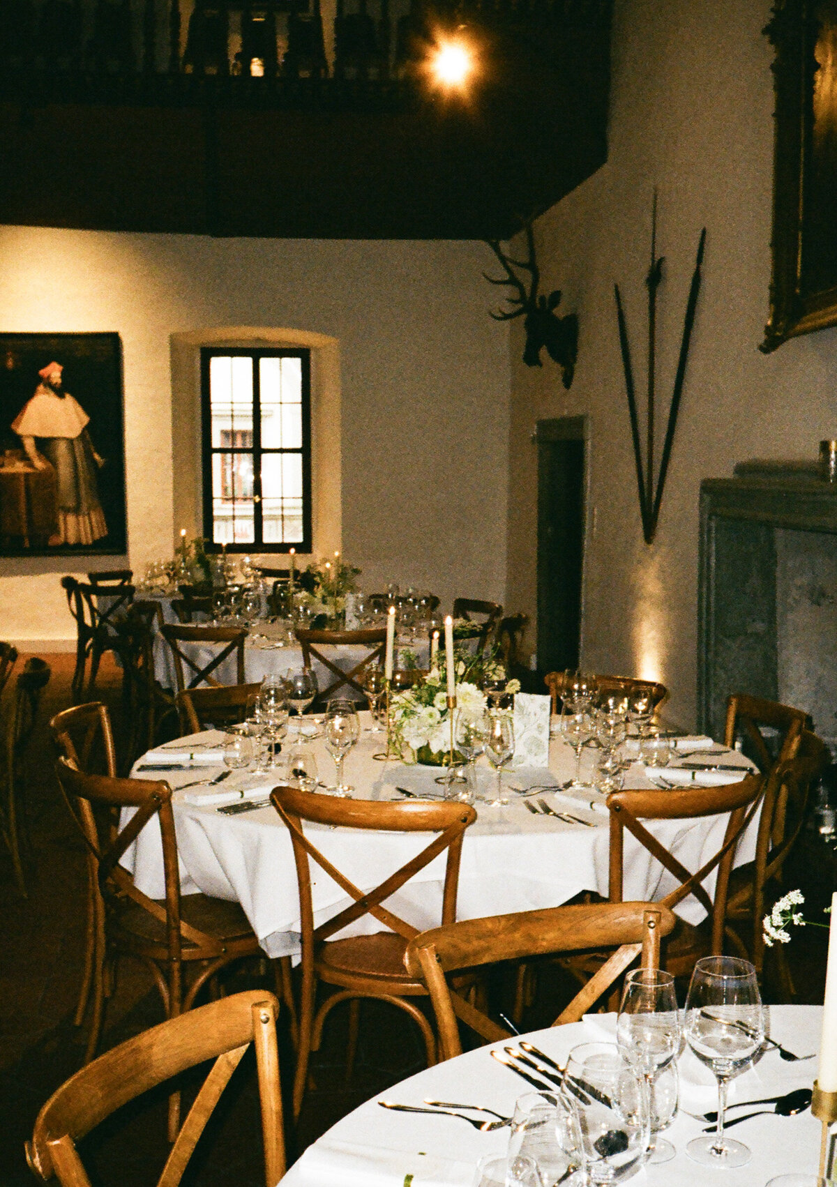 Einblick in den Festsaal – stilvolle Hochzeitsfeier im Palast Hohenems.

