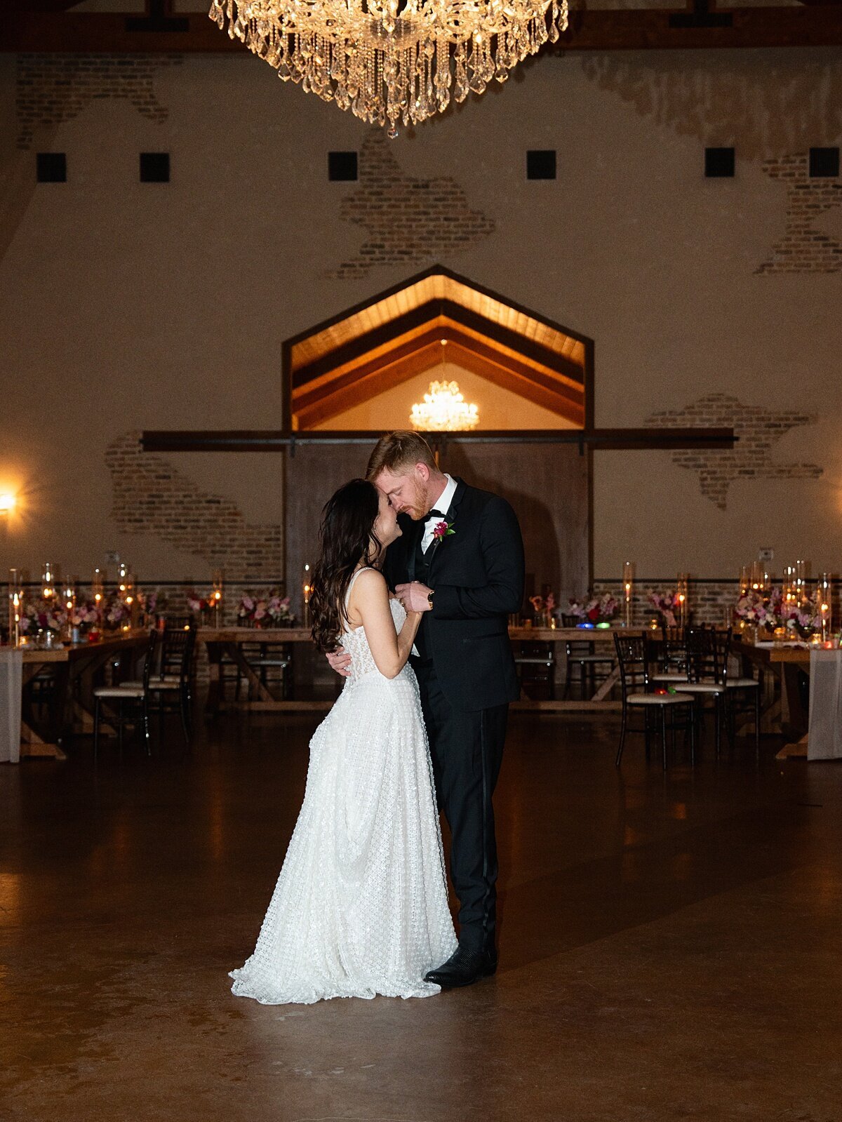 Chandelier- of-Gruene-San-Antonio-wedding_0050