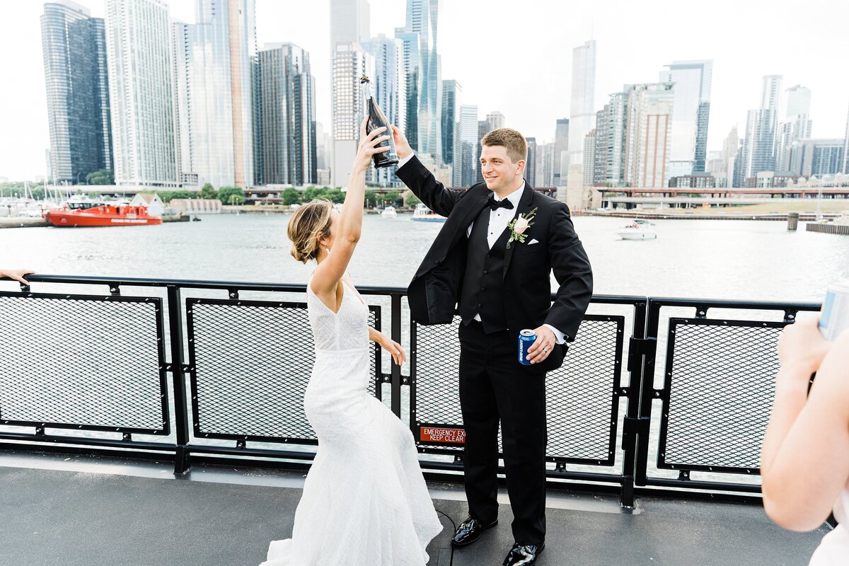 rempel-photography-chicago-wedding-photography-bright-colorful-timeless-fun-river-roast-wedding-photos-boat-cocktail-hour-on-the-chicago-river_0218