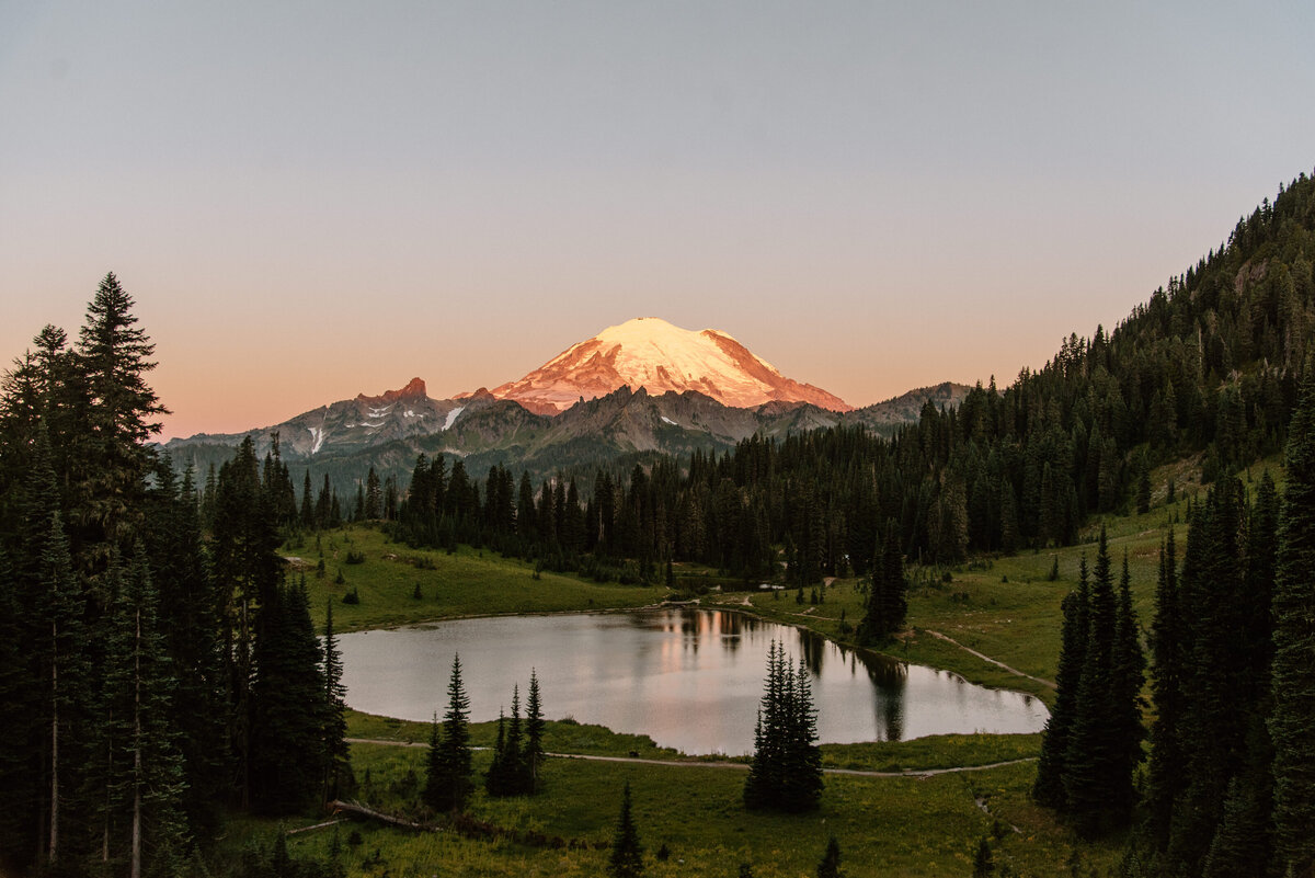tipsoo_lake_sunrise_mount_rainier_national_park