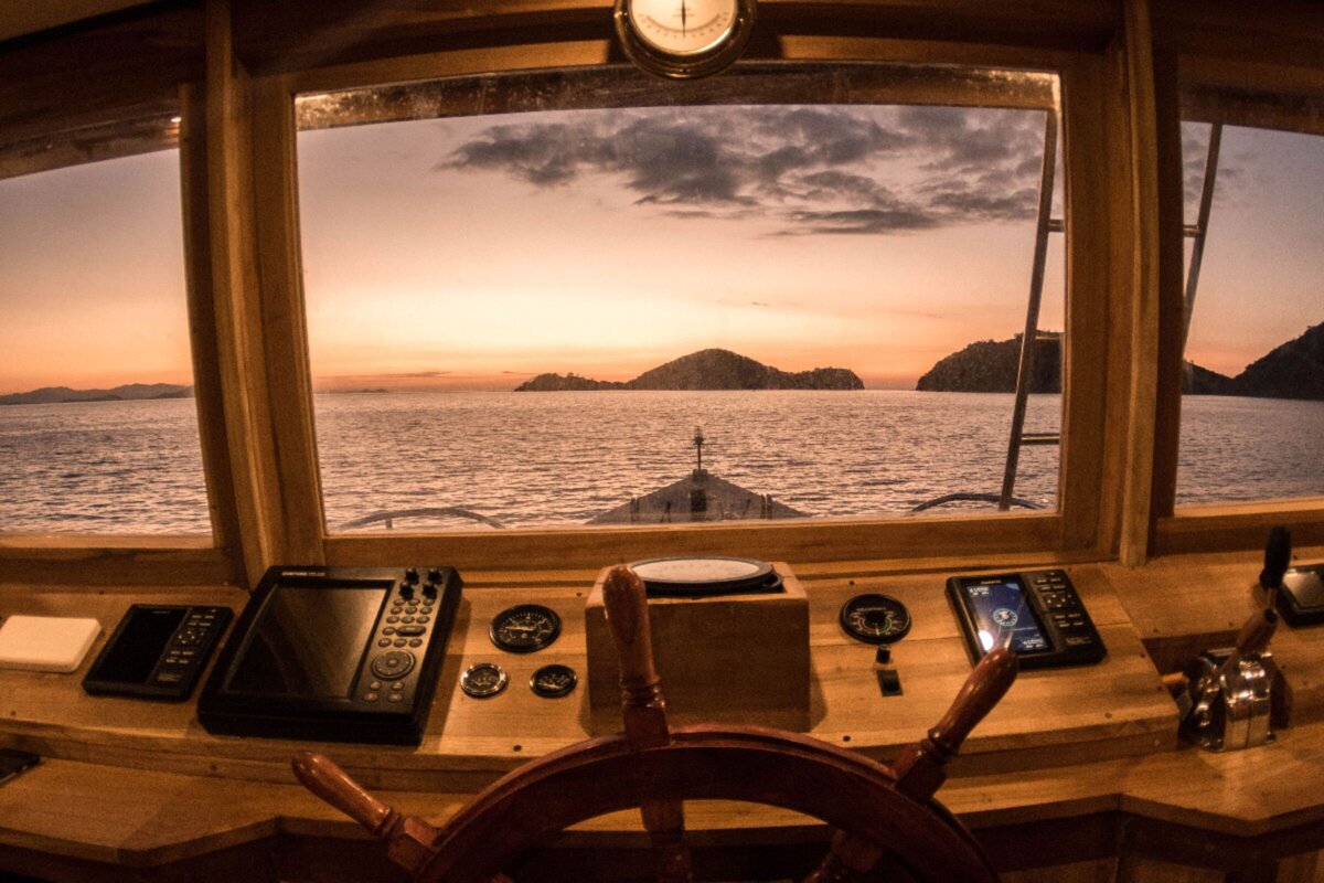 Magia II Luxury Yacht Charter Komodo Magia-II-luxury-yacht-charter-indonesia-17