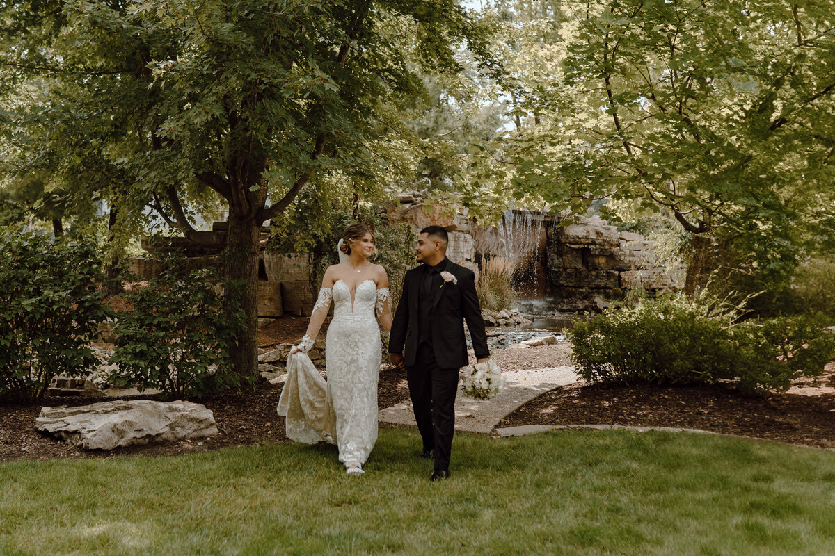 des-moines-wedding-photographer-waterfall-portrait-session-iowa-storyteller-collective-photo-co
