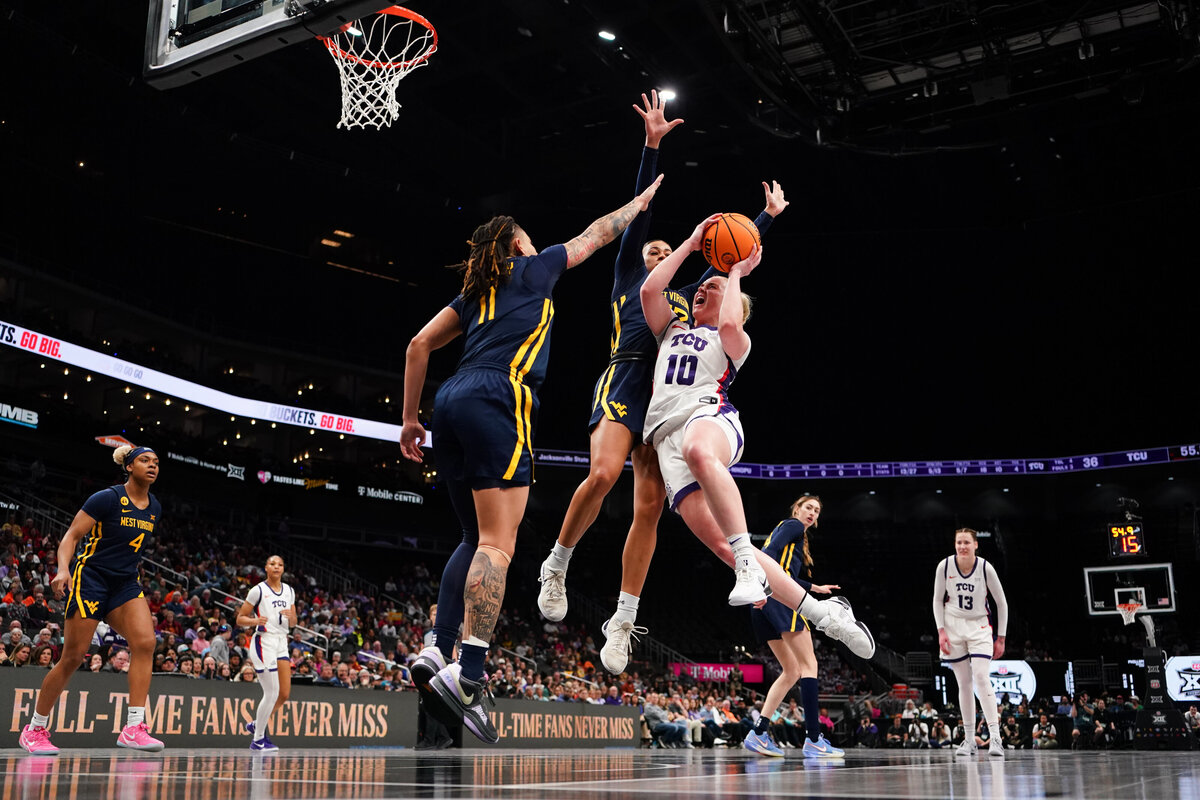 kansas-city-sports-photography-0142-basketball-player-shooting-over-multiple-defenders