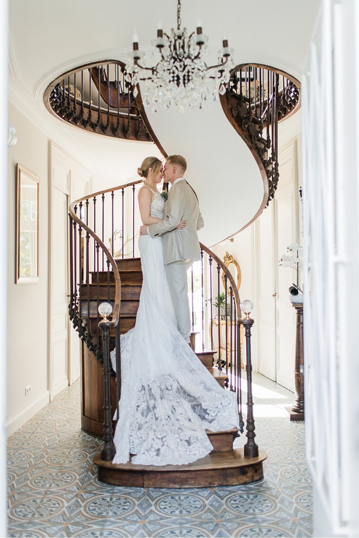 bride-groom-spiral-staircase