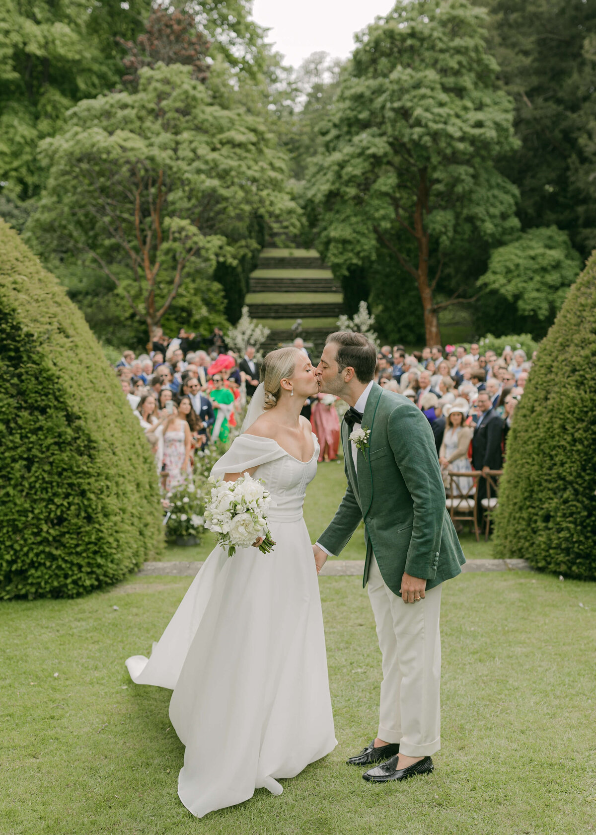 chloe-winstanley-weddings-cotswolds-cornwell-manor-garden-outdoor-ceremony-kiss