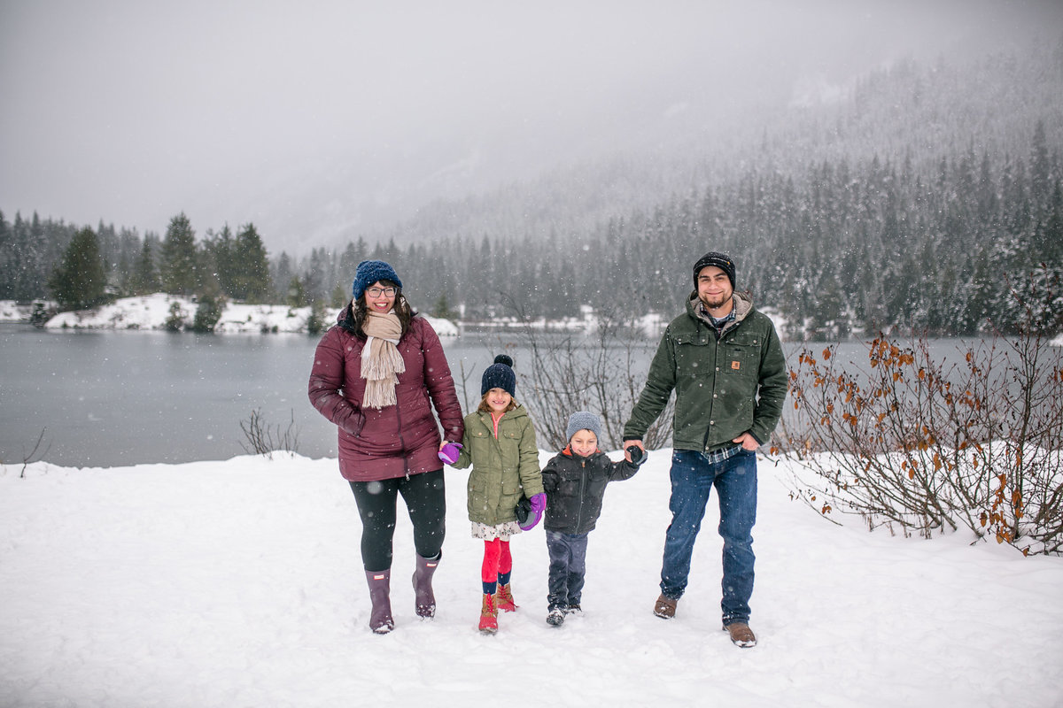 winter-family-portraits-Gold-Creek-Pond-012