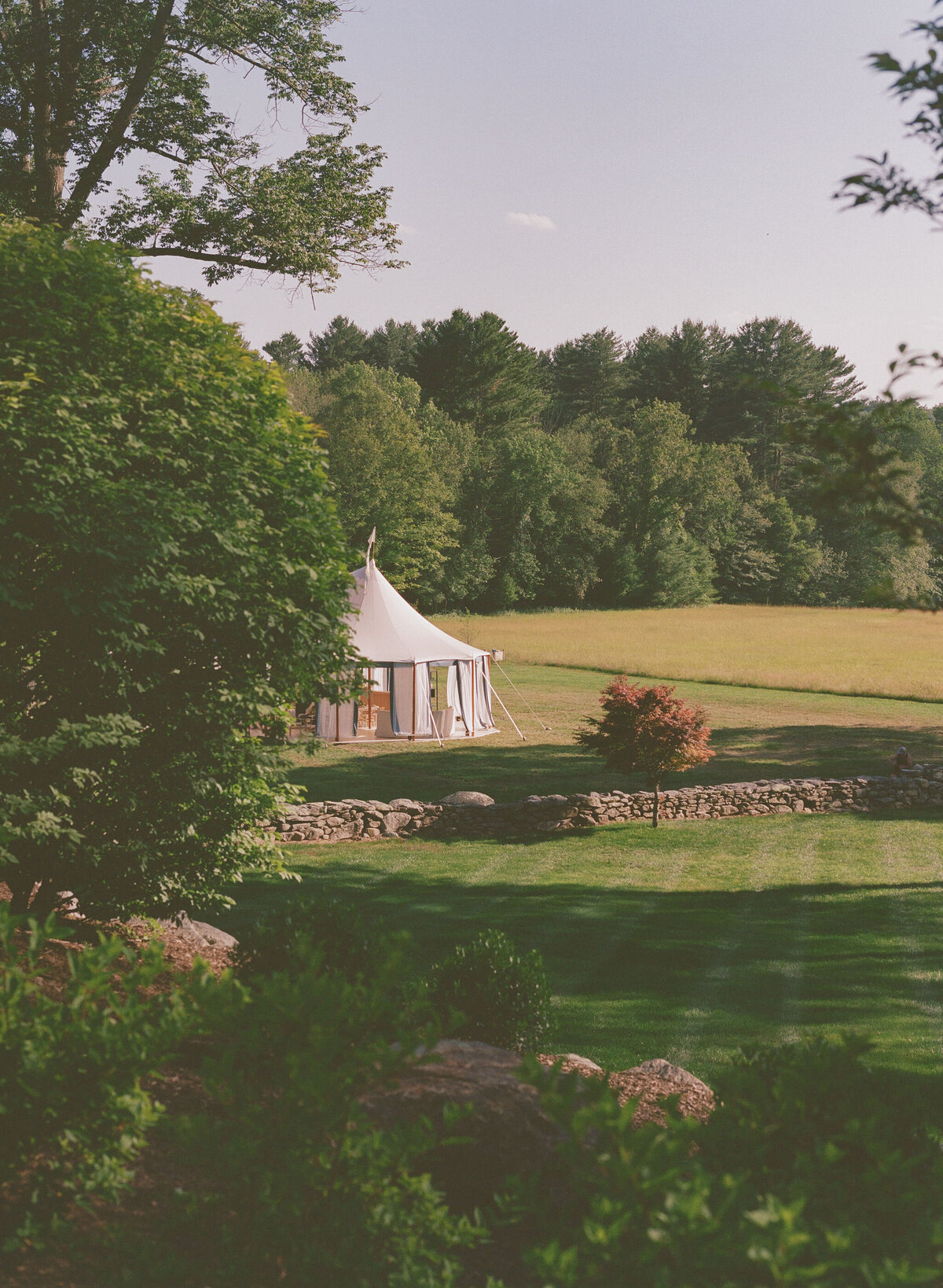 outdoor-tented-wedding-reception-at-willow-hill-ct