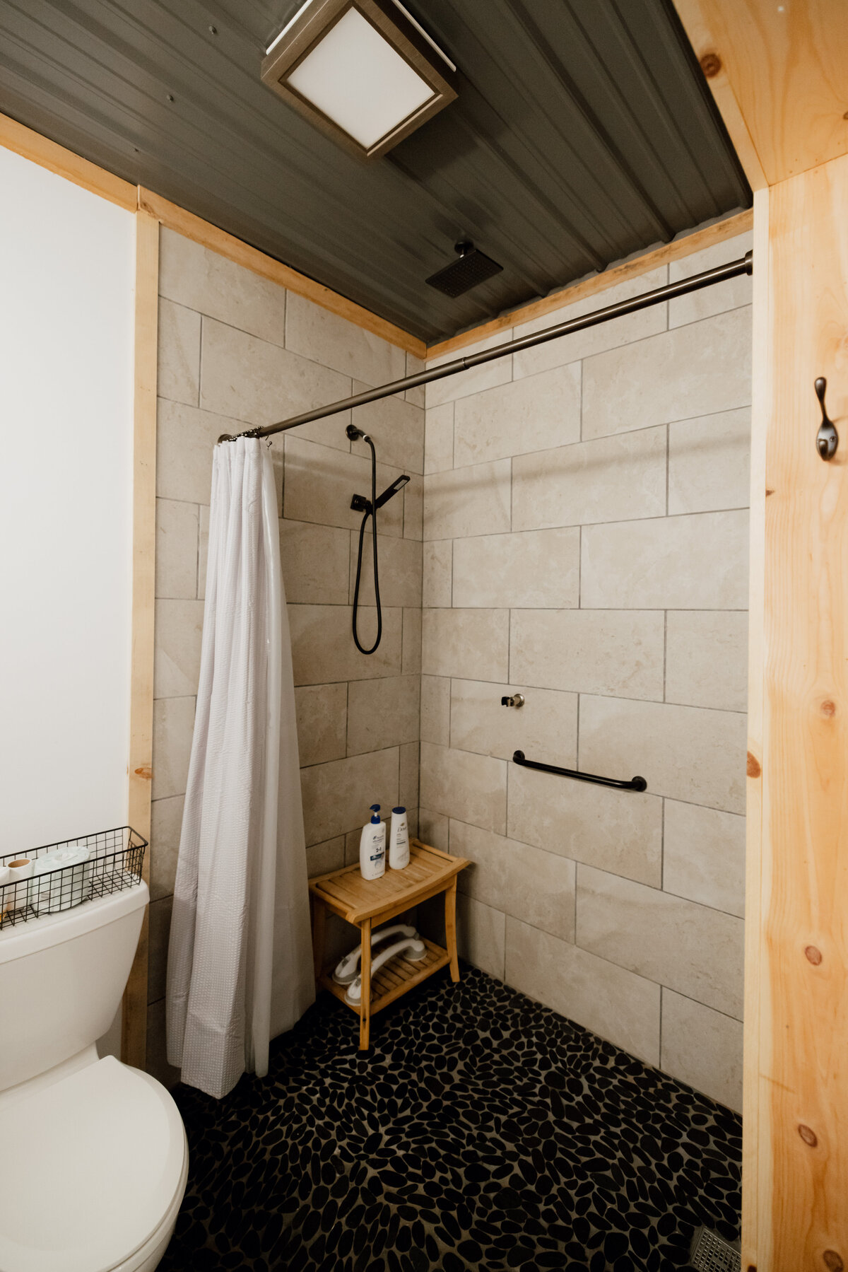 Bear-Ridge-Destination-barndo-suites-rosie-photo-video