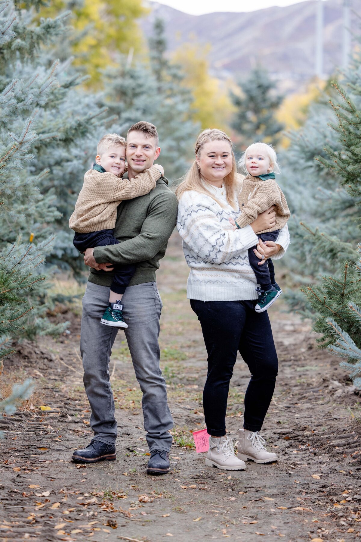 Utah-County-UT-Christmas-Tree-Farm-Mini-Session-Magnolia-and-Grace-Photography-Co-AshbyilyinJ-# (1)-5