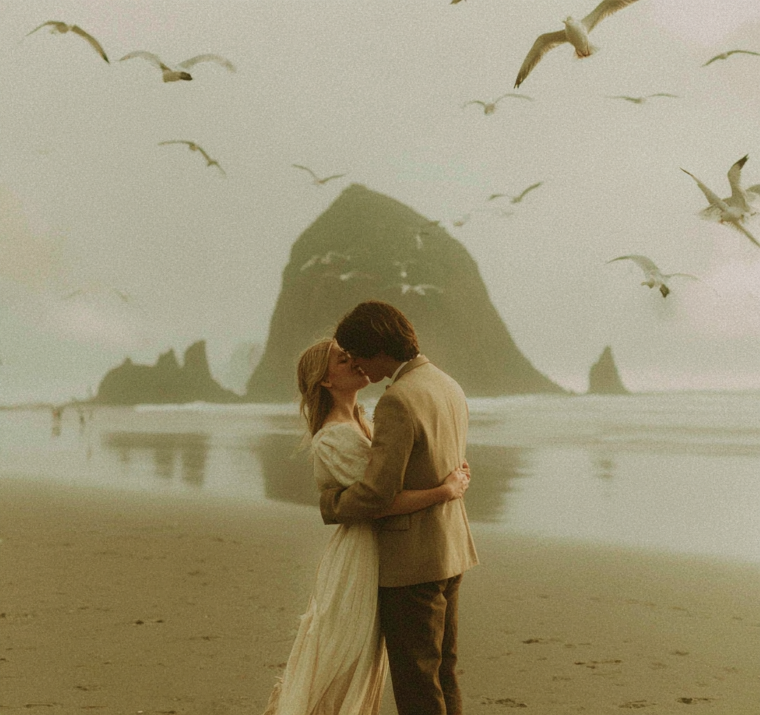 u8487914977_a_vintage_photograph_of_two_lovers_embracing_on_t_ecaa8002-a56c-402f-ac3e-6b25c02d8a9f_3