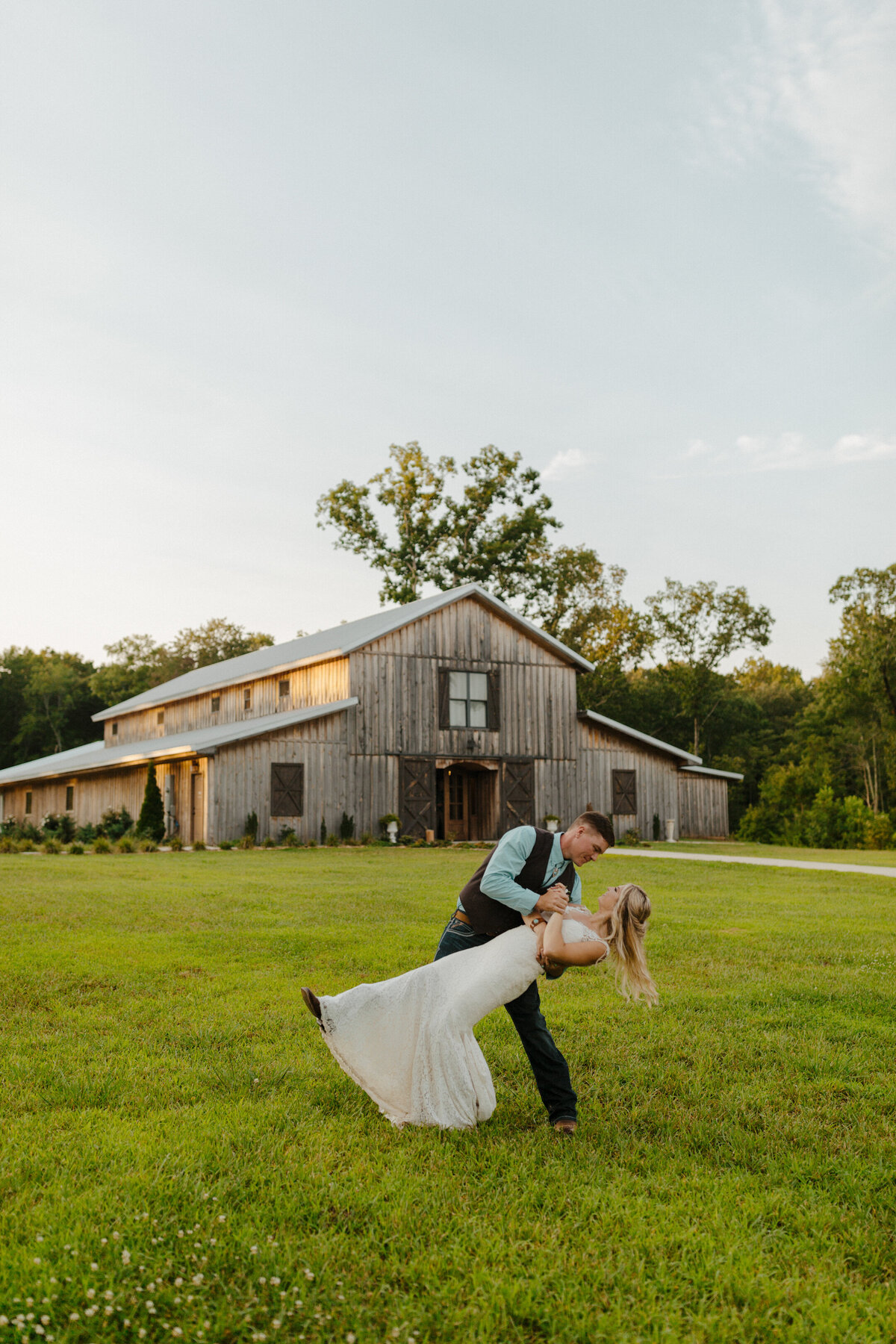 colorado-wedding-photographer-in-soddy-daisy-tennessee-at-mountain-heights-venue-near-nashville-horse-dog-lake-barn-718
