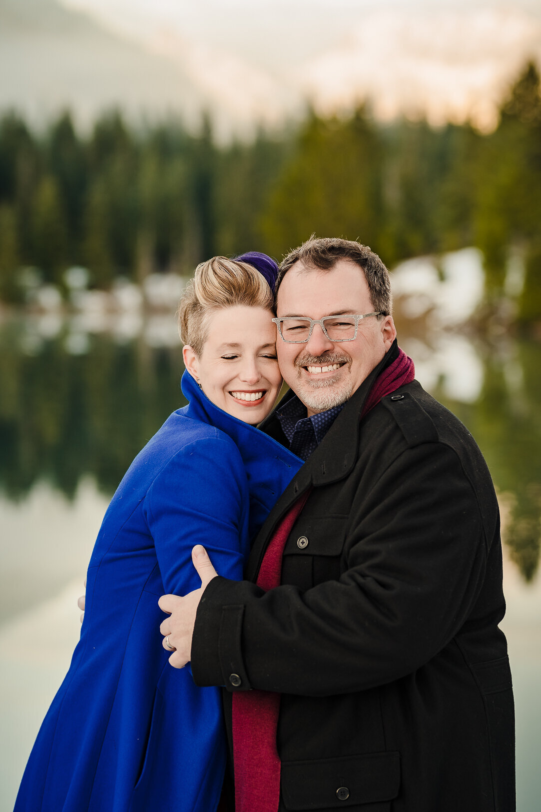 couples-portrait-mountain-backdrop-gold-pond