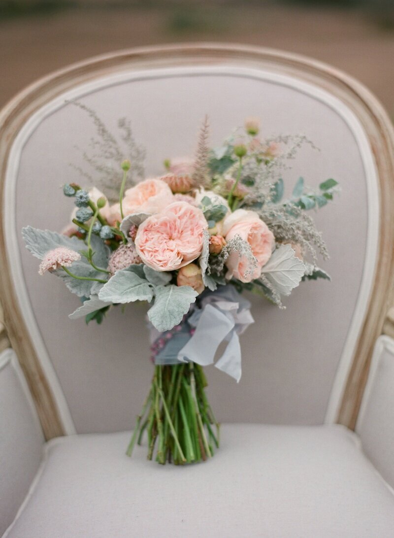 peach garden rose bouquet on chair