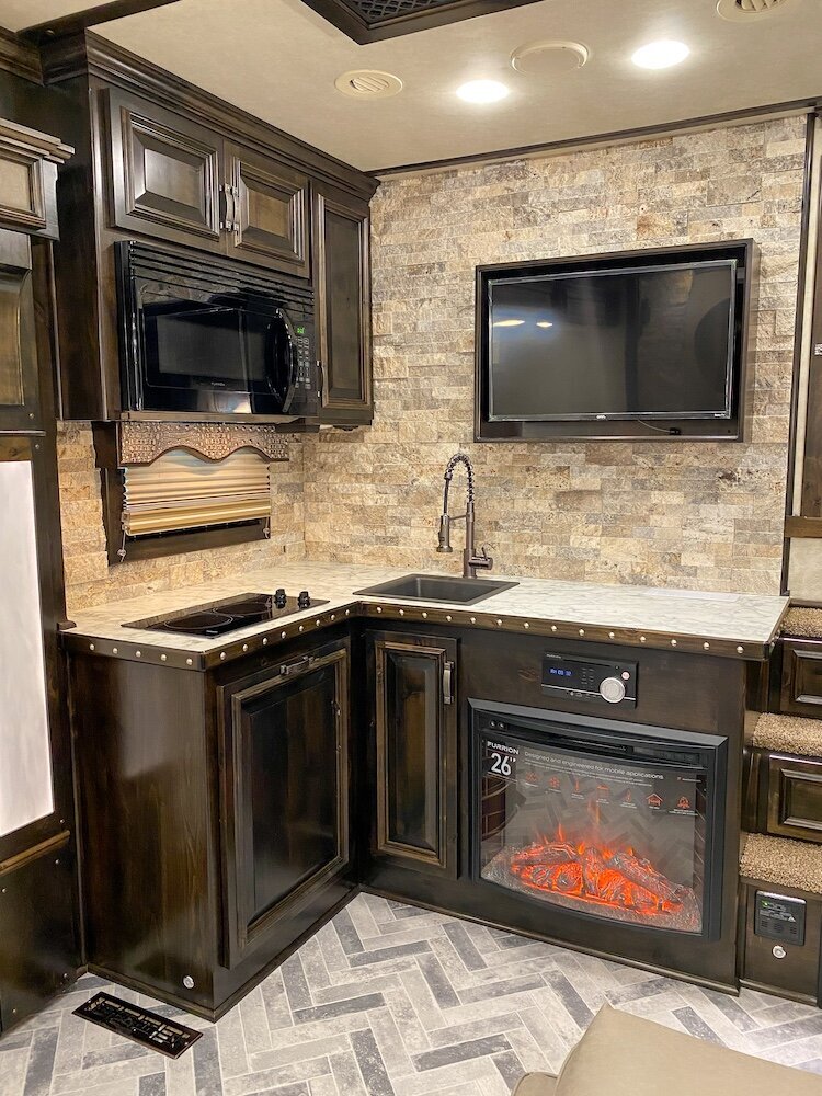 luxury-living-quarter-horse-trailers-trail-boss-conversions-kitchens-8