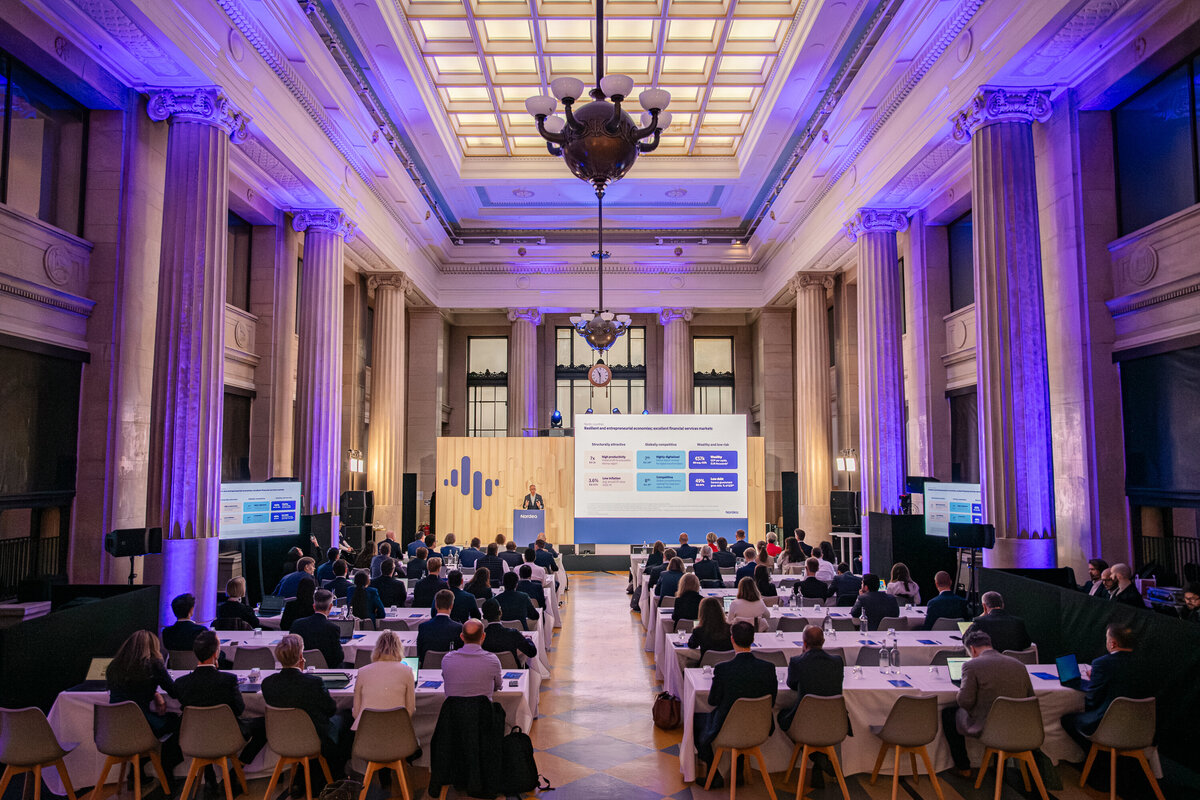 banking-conference-speaker-onstage-press-release-london-marc-james-photography-11