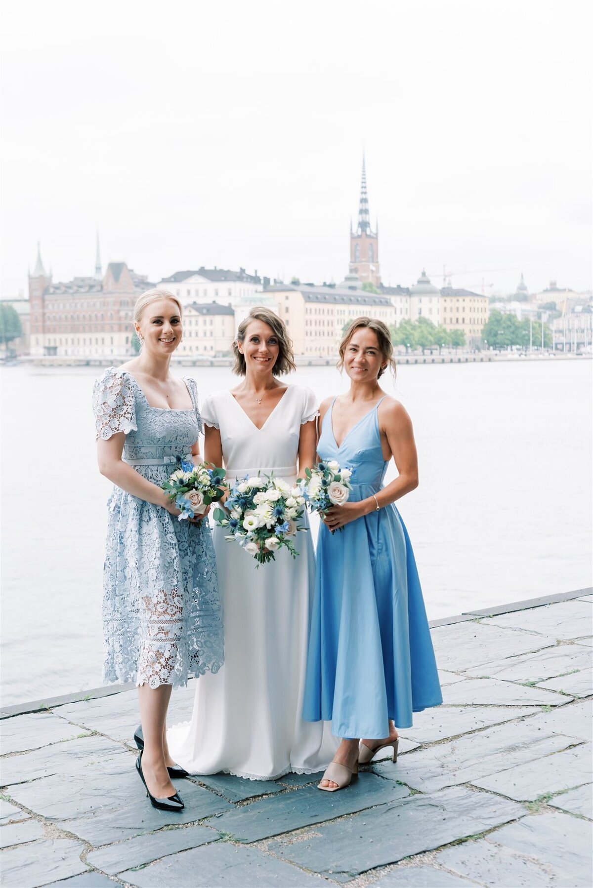 Bröllopsfotograf i Stockholm helloalora Anna Lundgren brud med tärnor i olika blå tärnklänningar destination trädgårdbröllop på Rosendals Wärdshus Kungliga Djurgården Stockholms stadshus