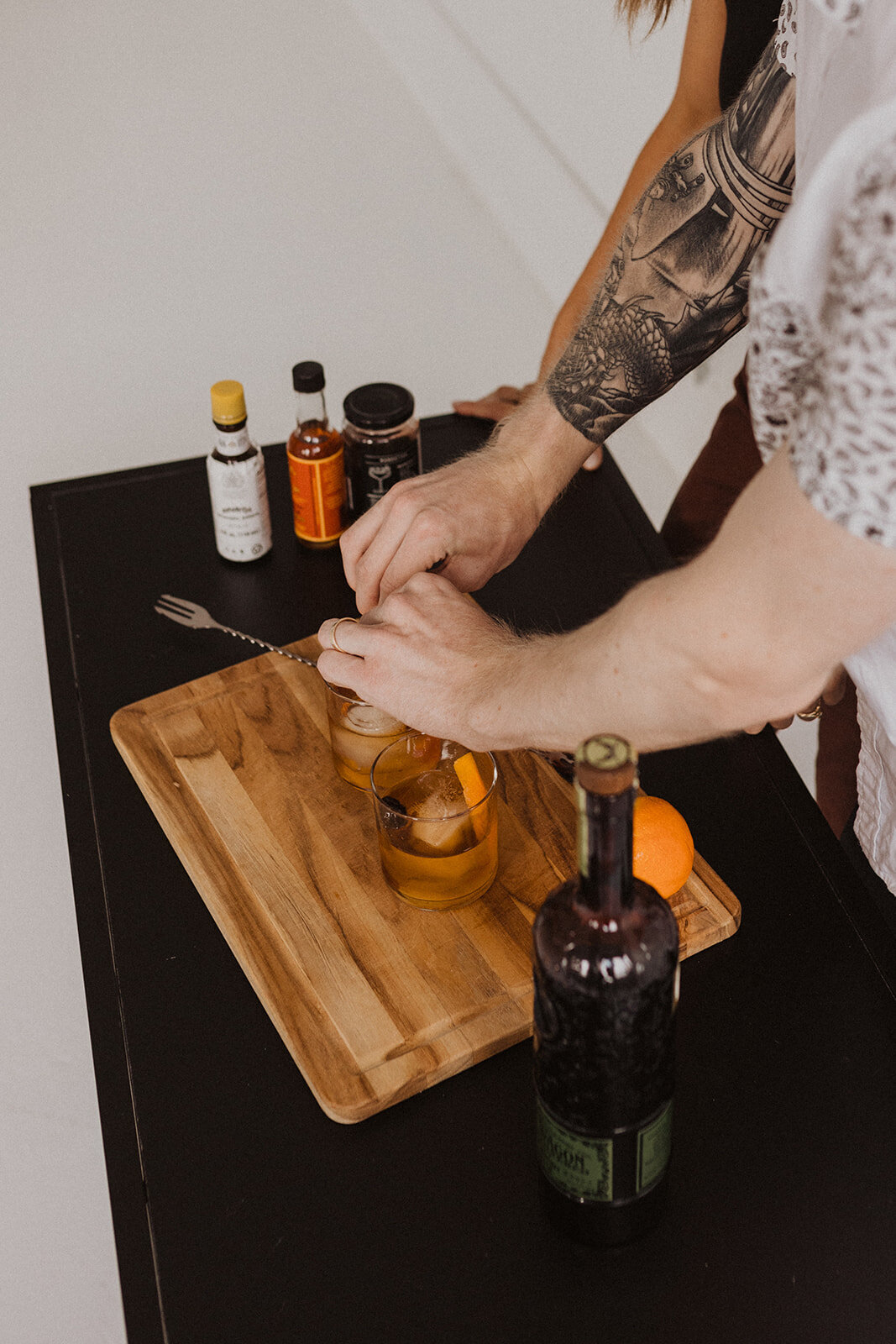 Couples-photoshoot-mixing-drinks-together25