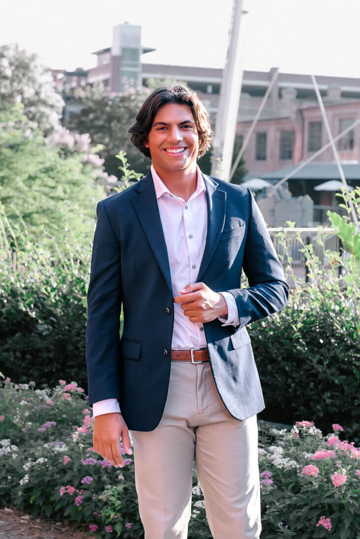 outdoor-senior-picture-poses-for-guys-3