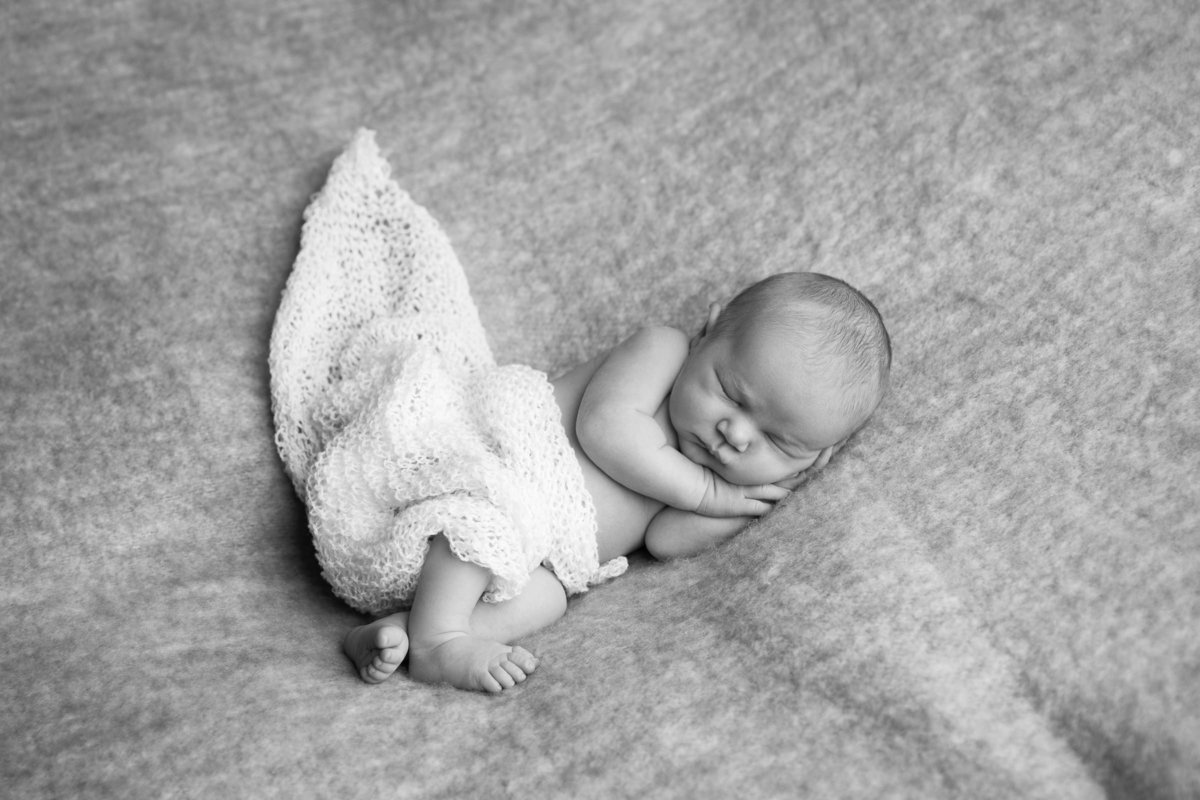 nyfødt-baby-sorthvitt-fotografering-oslo-sthanshaugen-studio