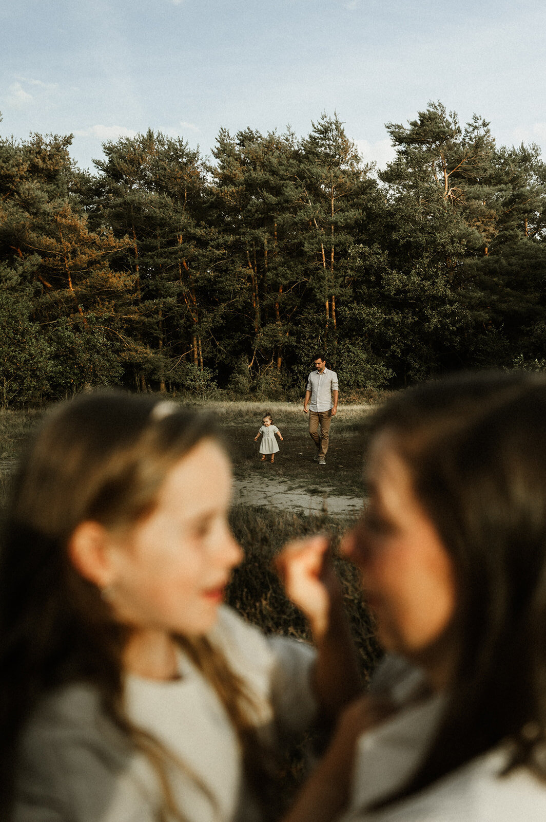 Gezinsfotografie in Nijlen tijdens golden hour – pure, spontane momenten vastgelegd in de heide.