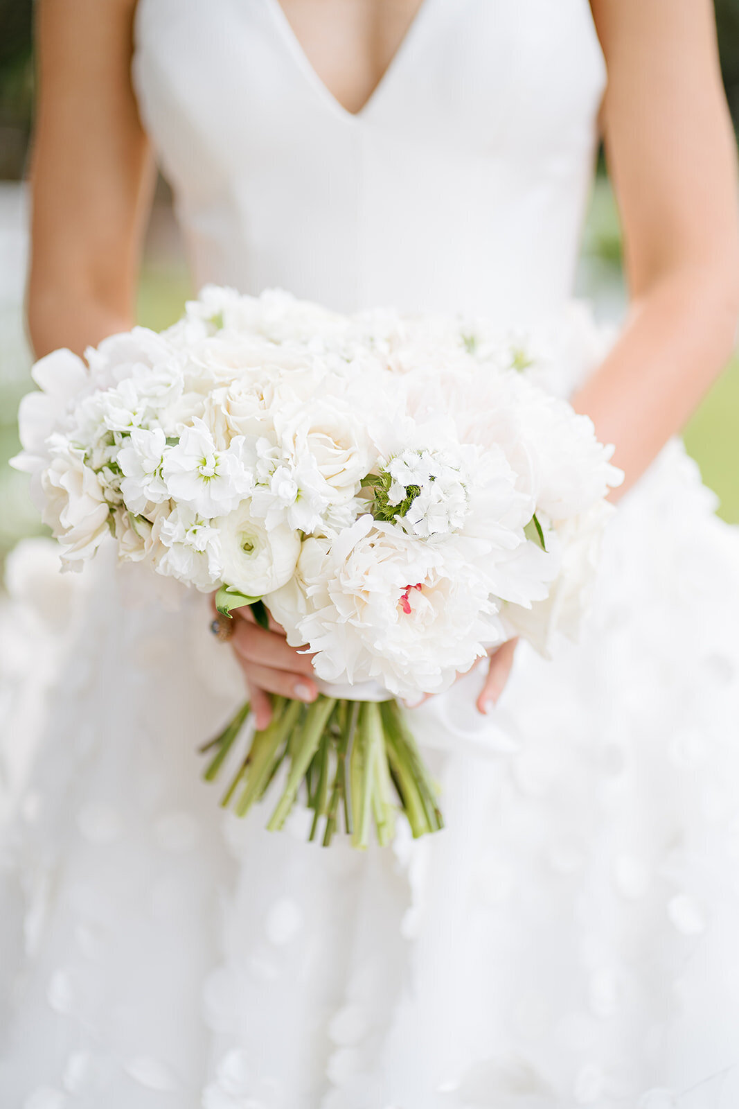 bride-bouquet-white