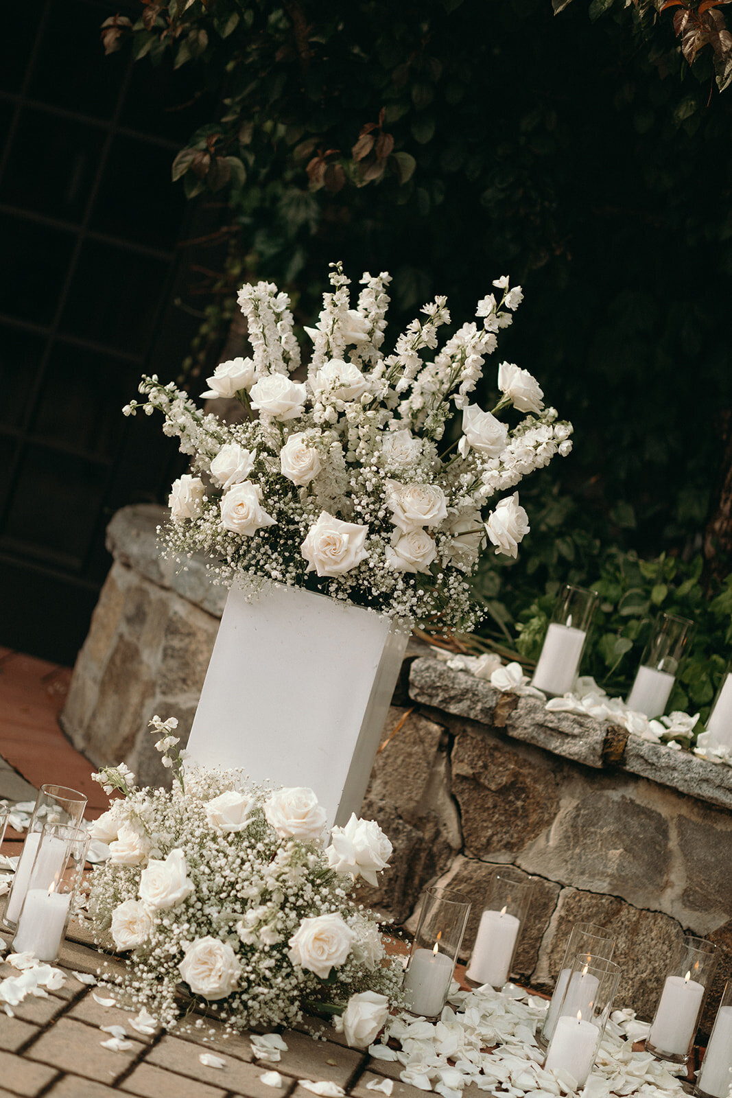 ceremony-flowers-at-saint-clements-castle