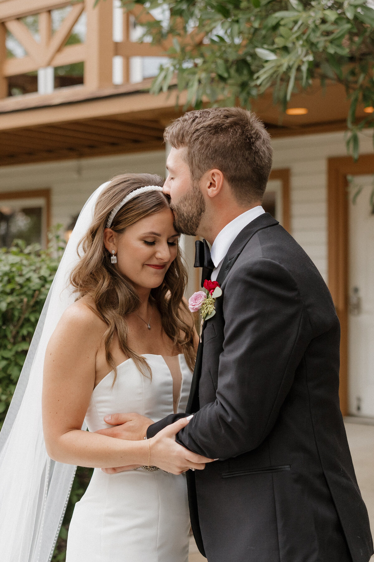 Indianapolis documentary wedding photographer candid couple